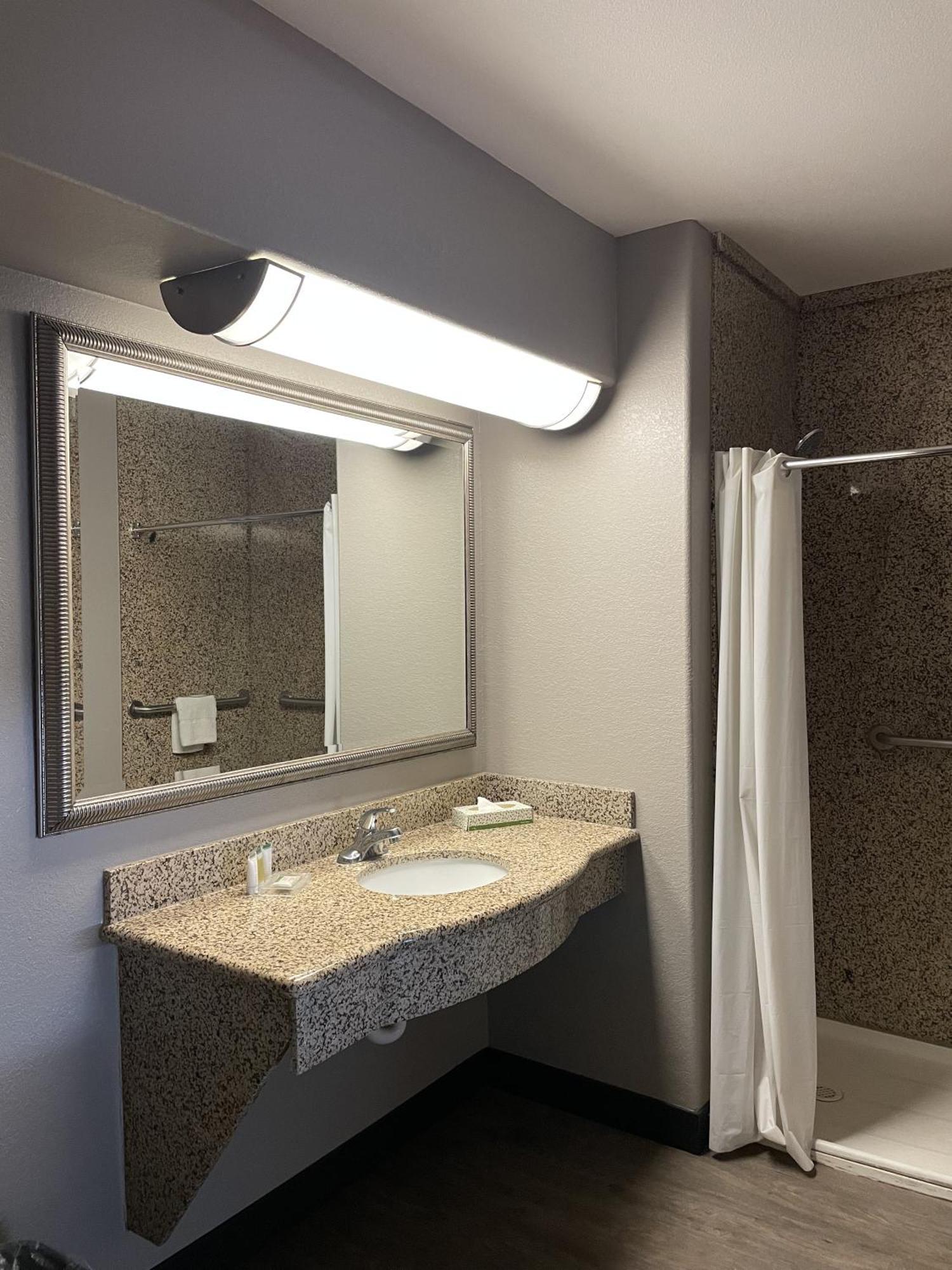 Hawthorn Extended Stay By Wyndham Гоббс Номер фото
